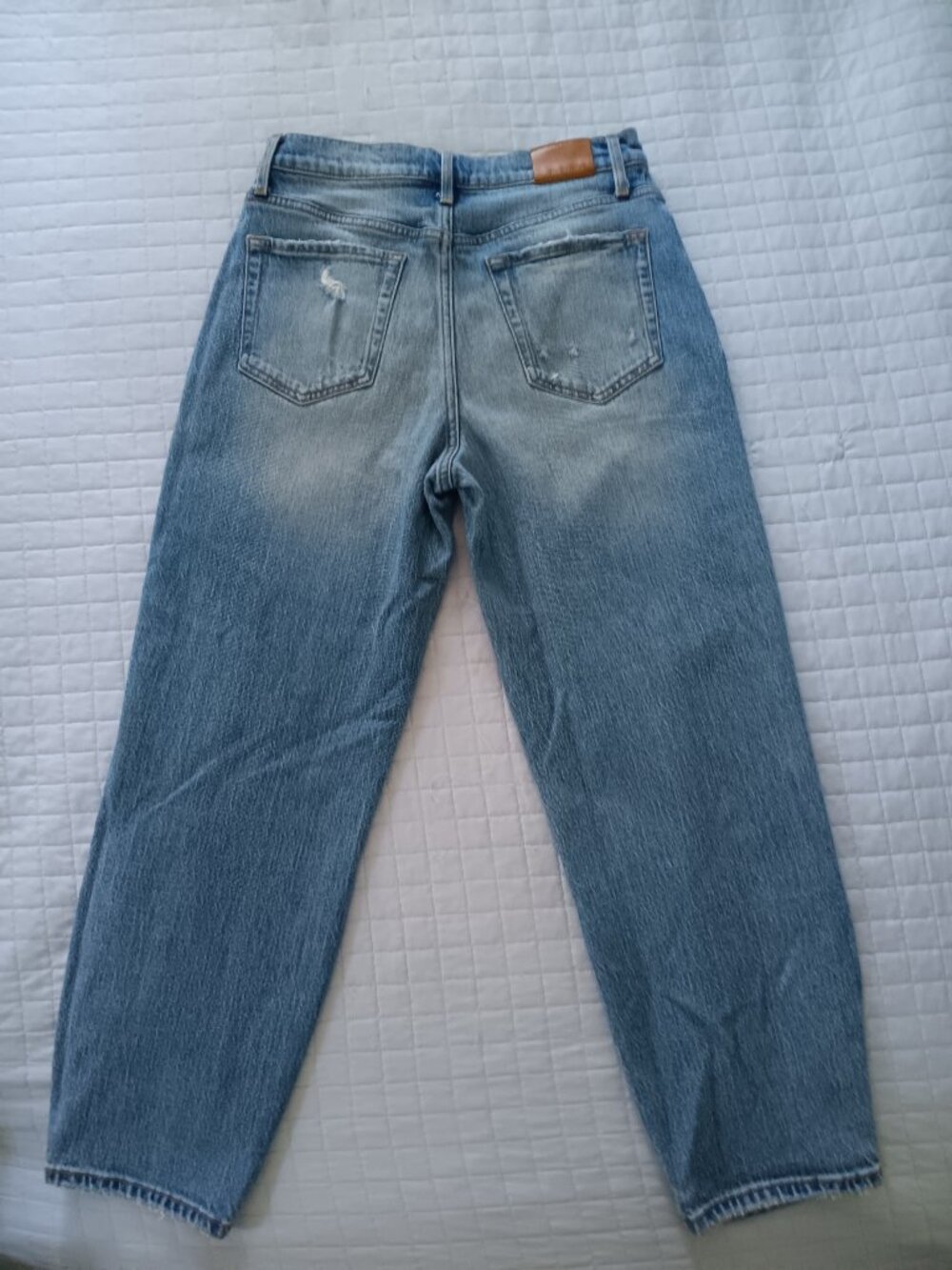 Evereve Ever Vintage Barrel Leg Distressed Blue Jeans Retail $148 - Picture 3 of 4
